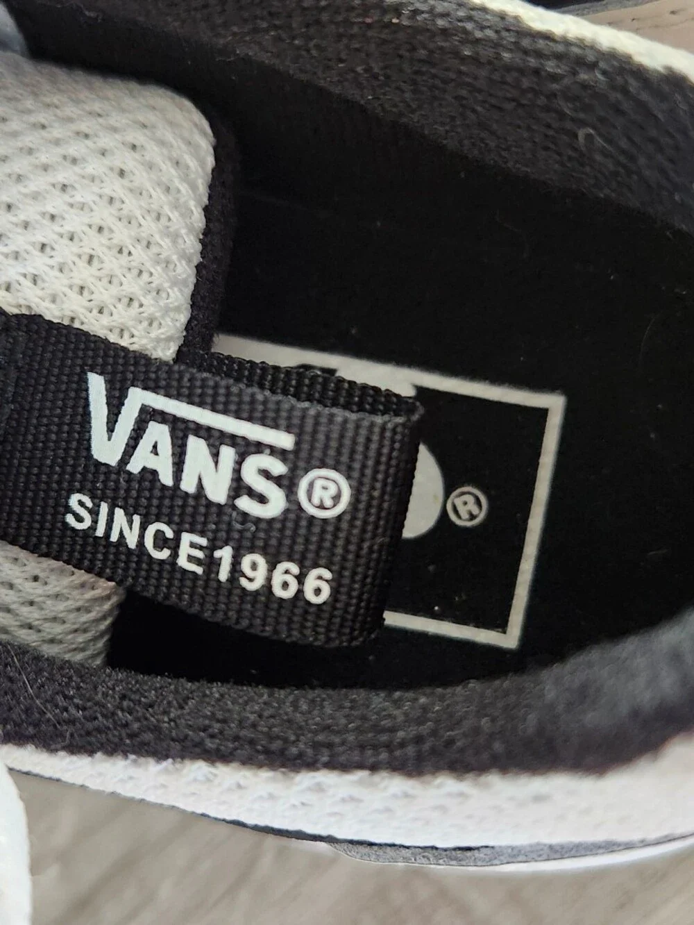 VANS Range Sneaker White/black - Size 1 Youth UNISEX NWOB
